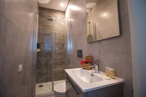Dusche, Haartrockner, Handtücher, Seife