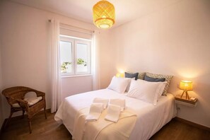 1 habitación, tabla de planchar con plancha y cuna de viaje 