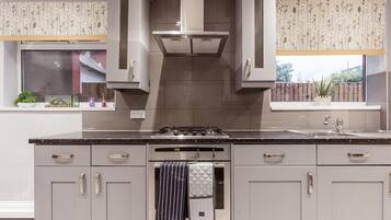 House | Private kitchen | Fridge, microwave, oven, stovetop