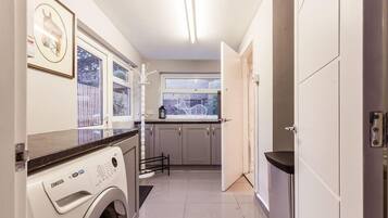 House | Private kitchen | Fridge, microwave, oven, stovetop