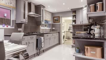 House | Private kitchen | Fridge, microwave, oven, stovetop