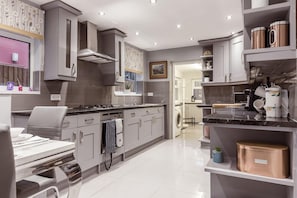 House | Private kitchen | Fridge, microwave, oven, stovetop