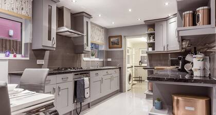 North Central London House/ Sleeps8/garden/wifi
