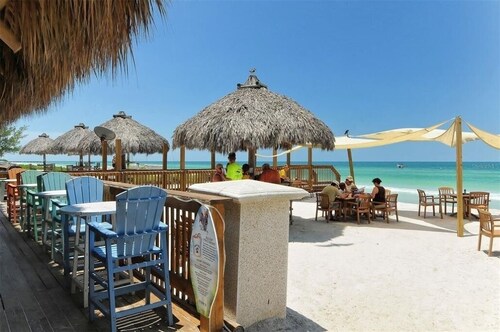 Sandy Toes at Bay Watch - Waterfront+heated pool+ AC+ Steps to the beach