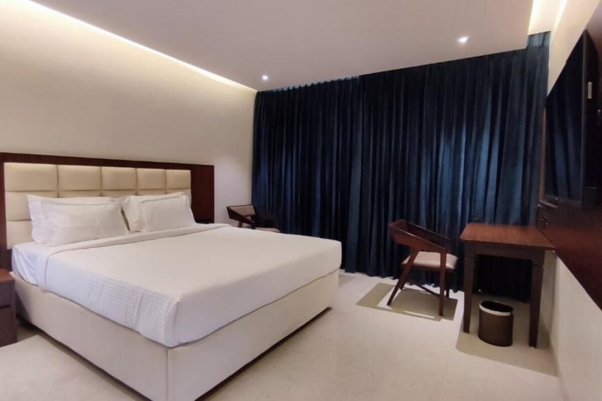 Business tweepersoonskamer, niet-roken, uitzicht op de stad | Lakens van Egyptisch katoen, luxe beddengoed, een minibar, een bureau