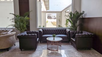 Coin salon dans le hall