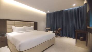 Egyptian cotton sheets, premium bedding, minibar, desk