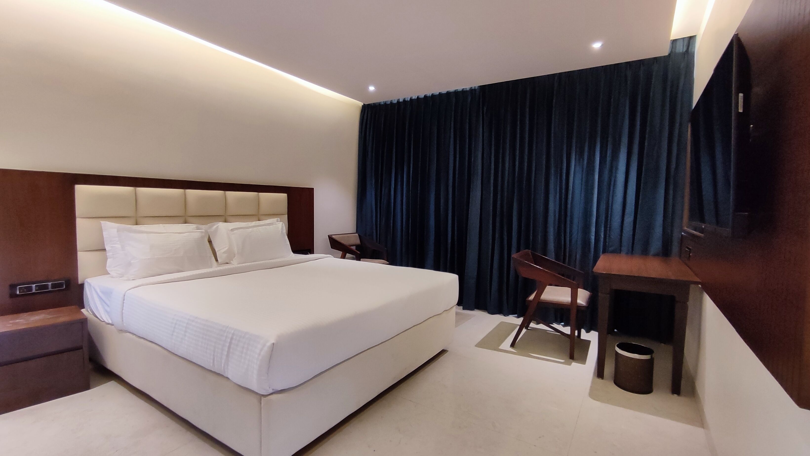 Business Studio Suite, Non Smoking, Lake View | Egyptian cotton sheets, premium bedding, minibar, desk