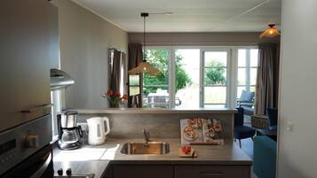 Micro-ondes, four, lave-vaisselle, cafetiĂšre/bouilloire