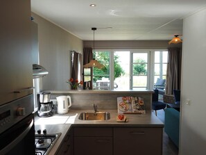 Microwave, oven, dishwasher, coffee/tea maker - Bungalow close to the beach 4 persons free Wifi and dog welcome (Sint Maartensvlotbrug)