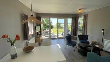 Een smart-tv, tafelvoetbal en een tafeltennistafel