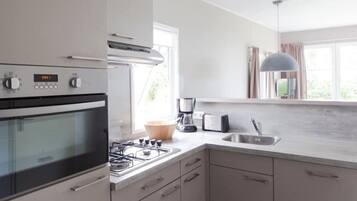 Een magnetron, een oven, een vaatwasser