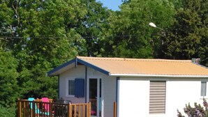 A small, single-story house with a porch and a fenced deck. - Baie de st valéry/somme le crotoy, cosy mobi-loft + hamman, sauna option (arrest)