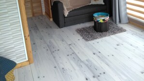 A compact room with a bed, a small table, and a window with blinds. - Baie de st valéry/somme le crotoy, cosy mobi-loft + hamman, sauna option (arrest)