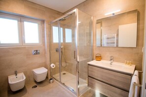 Shower, hair dryer, towels, soap - 188 Apartments - Estrelícia (pool and balcony) (Cascais)