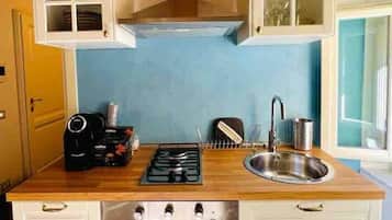 Refrigerador, horno, parrilla de estufa y cafetera y tetera