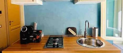 Fridge, oven, stovetop, coffee/tea maker