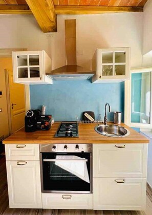 Fridge, oven, stovetop, coffee/tea maker