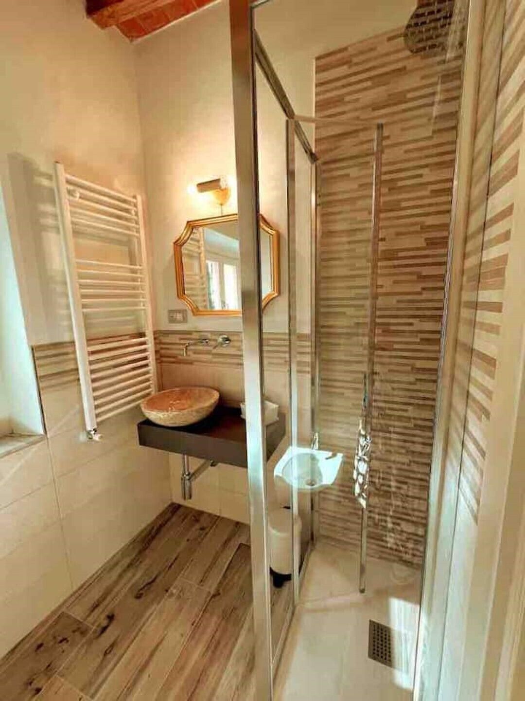 Bruser, miljøvenlige toiletartikler, hårtørrer, bidet