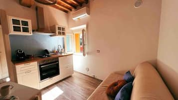 Refrigerador, horno, parrilla de estufa y cafetera y tetera