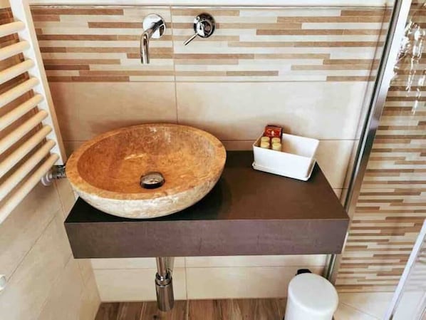 Ducha, artículos de higiene personal ecológicos, secador de pelo y bidé