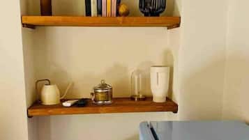 KĂŒhlschrank, Ofen, Herdplatte, Wasserkocher mit Kaffee-/Teezubehör