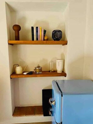 Fridge, oven, stovetop, coffee/tea maker