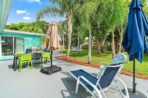 Outdoor dining - Gulf Coast Luxury Coastal Decor -4 bedrooms (St. Petersburg)