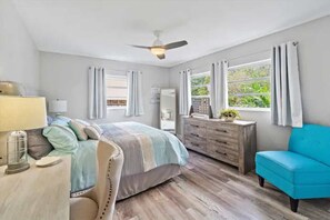 4 bedrooms, desk, travel cot, WiFi - Gulf Coast Luxury Coastal Decor -4 bedrooms (St. Petersburg)