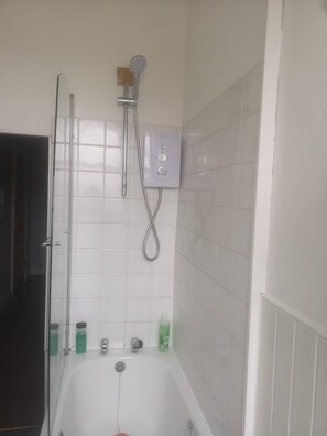 Dusch, hårtork, handdukar och tvål