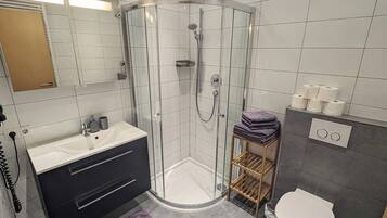 Dusche, Haartrockner, Handtücher, Seife