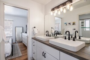 3 chambres, bureau, Wi-Fi, draps fournis