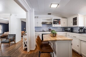 Réfrigérateur, micro-ondes, plaque de cuisson, lave-vaisselle