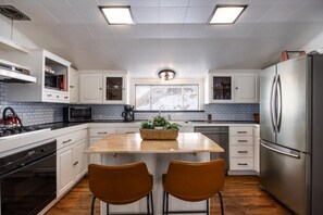 Frigorifero, microonde, piano cottura, lavastoviglie