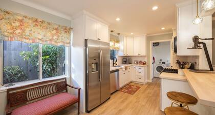 Charming Garden Cottage- steps to historic Old Town Half Moon Bay