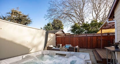 Charming Garden Cottage- steps to historic Old Town Half Moon Bay