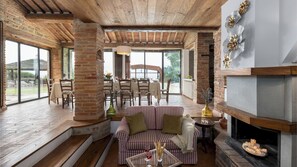 TV, fireplace - Il Romitoio 12, Emma Villas (Castiglion Fiorentino)