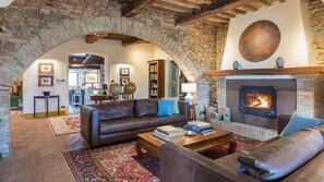 Smart TV, fireplace