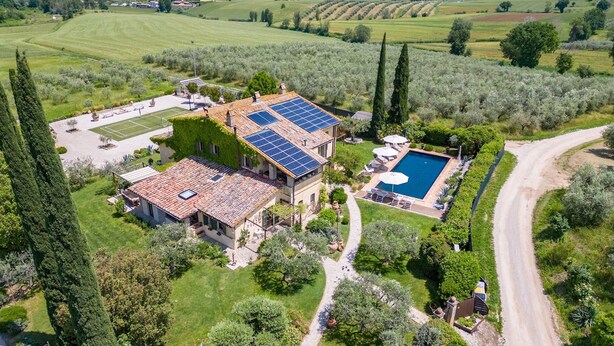 A villa with a swimming pool, solar panels, and a tennis court. - Casale Santa Lucia 8+2, Emma Villas (Bettona)