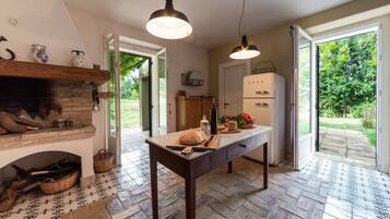 KĂŒhlschrank, Mikrowelle, Ofen, Herdplatte