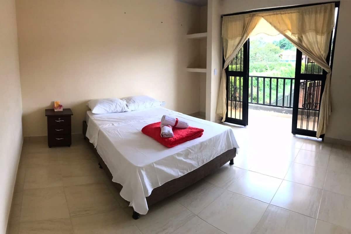 Cuna de viaje, wifi gratis y ropa de cama
