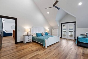 7 dormitorios, escritorio, tabla de planchar con plancha y cuna de viaje