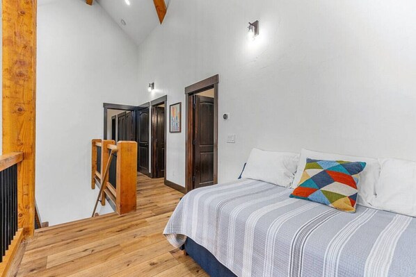 7 bedrooms, desk, iron/ironing board, travel crib