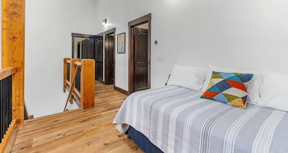 Burly Bear |Barrel Sauna - Hot Tub - Game Room + Amazing Views!