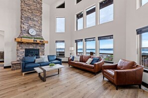 TV connectée, cheminée, jeux vidéo, baby-foot