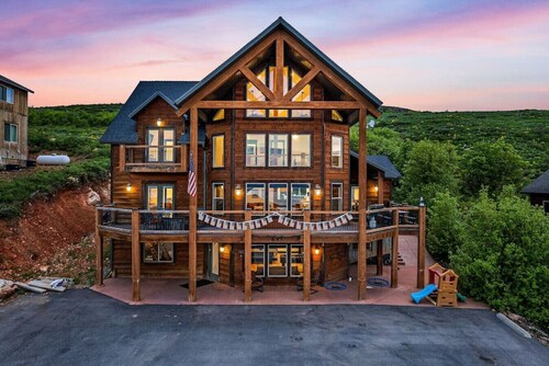 Burly Bear | Sleeps 34, Ideal Beach, Sauna, Hot Tub, Game Room & More!