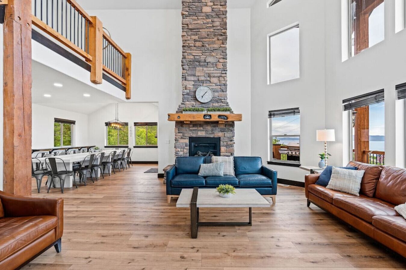 TV connectée, cheminée, jeux vidéo, baby-foot