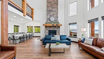 TV connectée, cheminée, jeux vidéo, baby-foot