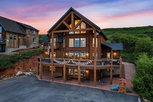 Burly Bear |Barrel Sauna - Hot Tub - Game Room + Amazing Views!