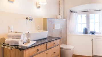 Dusche, Haartrockner, HandtĂŒcher, Seife